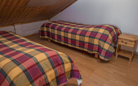 Peiponpesä B: Letto, Camera Da Letto, Pavimento, Pavimentazione, Bedding, Lenzuolo, Legna, Mobilia, Biancheria, Interior Design