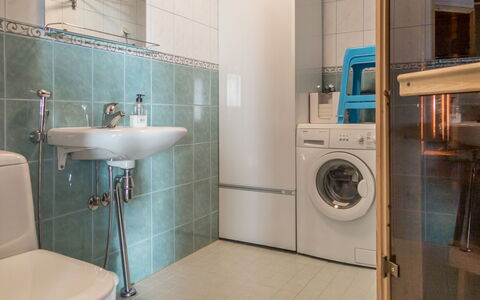 Peiponpesä B: Lavatrice, Interior Design, Pavimentazione, Idraulico Fixture, Pavimento, Bagno, Lavello, Lavandino Del Bagno, Lavanderia, Asciugatrice