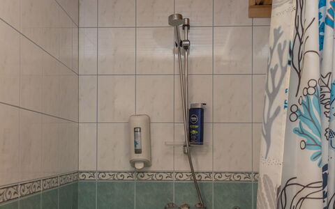 Peiponpesä B: Parete, Idraulico Fixture, Bagno, Interior Design, Idraulico, Pavimentazione, Rubinetto, Soffione Doccia, Pavimento, Piastrella