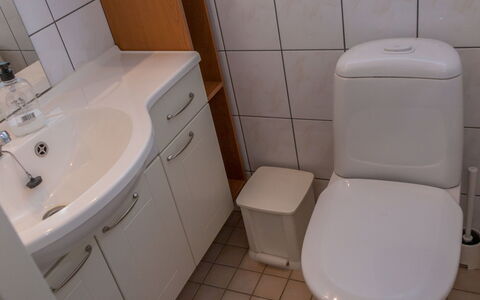 Peiponpesä B: Toilet Seat, Bagno, Lavandino Del Bagno, Idraulico Fixture, Lavello, Gabinetto, Rubinetto, Interior Design, Pavimentazione, Idraulico
