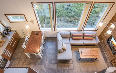Kuura: Pavimentazione, Mobilia, Interior Design, Pavimento, Divano, Legna, Soffitto, Soggiorno, Illuminazione, Pavimento In Legno