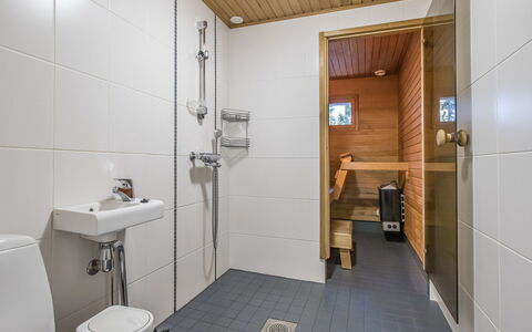 Kuura: Pavimentazione, Pavimento, Idraulico Fixture, Legna, Interior Design, Bagno, Gabinetto, Lavello, Idraulico, Soffitto