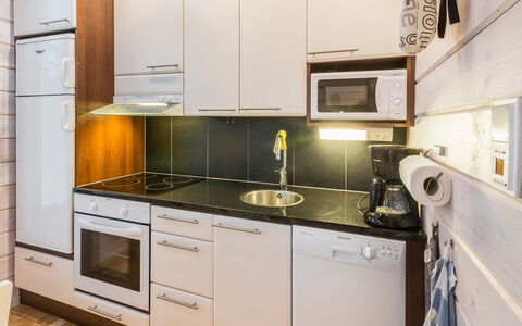 Ylläksen Sirppikuu 2: Elettrodomestico Da Cucina, Cucina, Controsoffitto, Apparecchio Major, Pavimentazione, Interior Design, Cabinetry, Legna, Elettrodomestico, Pavimento