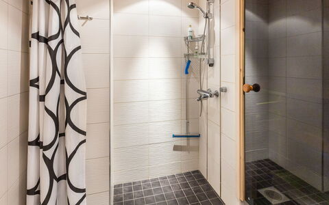 Ylläksen Sirppikuu 2: Pavimentazione, Idraulico Fixture, Interior Design, Bagno, Pavimento, Idraulico, Doccia, Soffione Doccia, Piastrella, Pannello Doccia