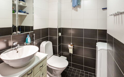 Ylläksen Sirppikuu 2: Idraulico Fixture, Lavello, Toilet Seat, Interior Design, Bagno, Gabinetto, Pavimentazione, Rubinetto, Lavandino Del Bagno, Pavimento