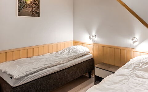 Yllästar 1 As 211: Camera Da Letto, Legna, Letto, Pavimento, Lenzuolo, Interior Design, Pavimentazione, Bedding, Soffitto, Telaio Del Letto