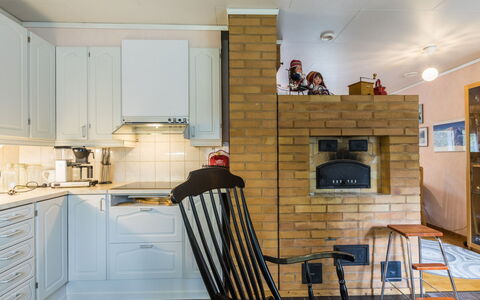Kesänkilehto: Mobilia, Pavimentazione, Interior Design, Legna, Cucina, Pavimento, Elettrodomestico Da Cucina, Elettrodomestico, Camera, Cabinetry
