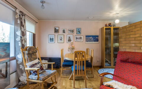 Kesänkilehto: Mobilia, Interior Design, Pavimentazione, Pavimento, Parete, Divano, Legna, Soffitto, Camera, Soggiorno