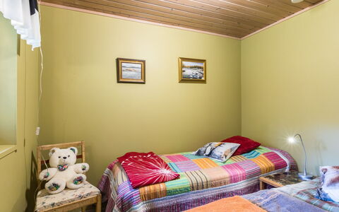 Kesänkilehto: Letto, Interior Design, Mobilia, Camera Da Letto, Pavimento, Parete, Bedding, Pavimentazione, Lenzuolo, Legna