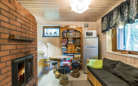 Kesänkilehto: Mobilia, Interior Design, Legna, Soffitto, Camera, Pavimentazione, Divano, Soggiorno, Illuminazione, Casa