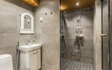 Kesänkilehto: Pavimentazione, Idraulico Fixture, Pavimento, Bagno, Interior Design, Soffitto, Idraulico, Rubinetto, Lavello, Piastrella