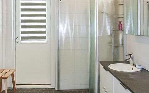 Villa Paasirinne a: Parete, Interior Design, Pavimentazione, Pavimento, Idraulico Fixture, Bagno, Soffitto, Illuminazione, Idraulico, Bicchiere