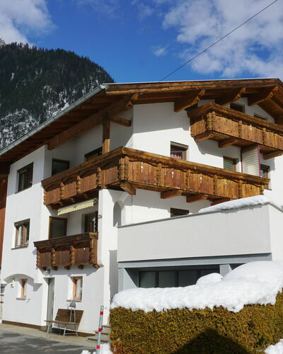 Hölzl