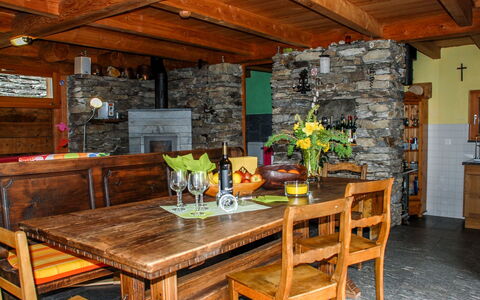 Rustico Cà Dru Lurenz: Camera, Proprietà, Mobilia, Costruzione, Tavolo, Fascio, Interior Design, Sala Da Pranzo, Casa, Immobiliare