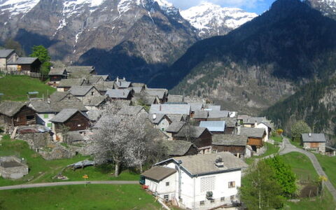 Rustico Cà Dru Lurenz: Acqua, Cielo, Pianta, Paesaggio Naturale, Corso Di Golf, Albero, Vegetazione, Lotto, Highland
