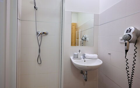 Harrachov: Parete, Idraulico Fixture, Bagno, Interior Design, Pavimentazione, Pavimento, Idraulico, Camera, Lavello, Doccia