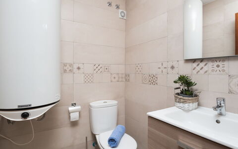 Atria: Bagno, Proprietà, Camera, Piastrella, Interior Design, Parete, Rubinetto, Architettura, Immobiliare, Pavimento
