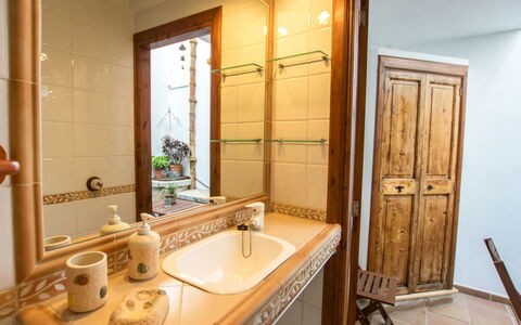 Lencant: Bagno, Camera, Proprietà, Interior Design, Costruzione, Mobiletto Del Bagno, Mobilia, Rubinetto, Lavello, Idraulico Fixture