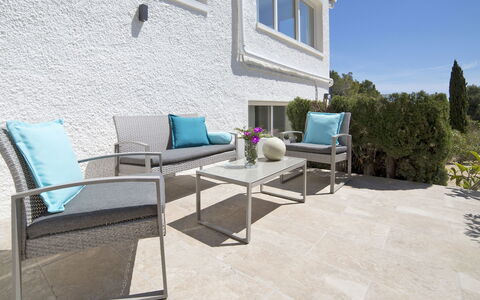 Nelli: Mobilia, Finestra, Costruzione, Cielo, Tavolo, Shade, Pianta, Mobili Da Esterno, Manto Stradale, Interior Design