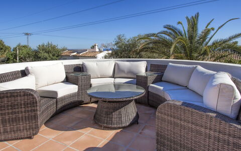 Villa del Maestro: Mobilia, Di Vimini, Proprietà, Tavolino Da Caffè, Terrazza, Tavolo, Divano Letto, Immobiliare, Casa, Camera