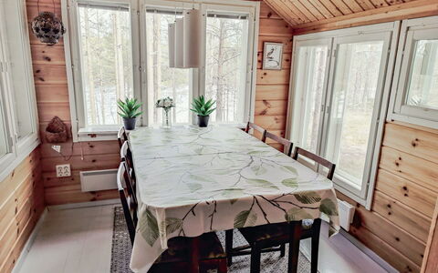 Huuhkalinna: Mobilia, Legna, Interior Design, Pavimentazione, Tavolo, Pavimento, Cucina & Sala Da Pranzo Tavolo, Color Legno, Sedia, Soffitto