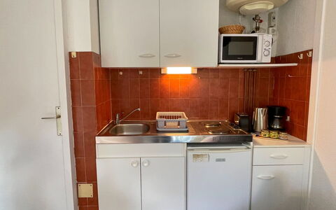 Le Cabestan: Cabinetry, Controsoffitto, Proprietà, Elettrodomestico Da Cucina, Lavandino Della Cucina, Cucina Stufa, Costruzione, Elettrodomestico, Cucina, Legna