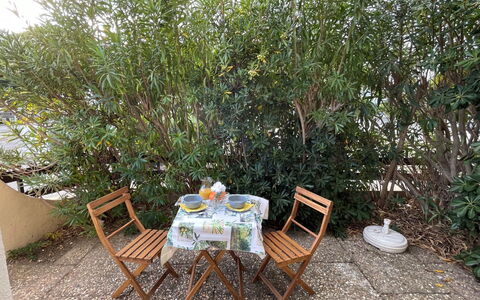 Le Cabestan: Pianta, Mobilia, Sedia, Tavolo, Mobili Da Esterno, Tavolo Esterno, Erba, Paesaggio, Groundcover, Albero