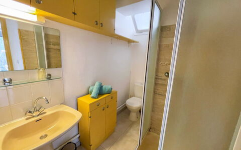 Le Cabestan: Specchio, Rubinetto, Lavello, Idraulico Fixture, Lavandino Del Bagno, Bagno, Costruzione, Pavimento, Idraulico, Pavimentazione