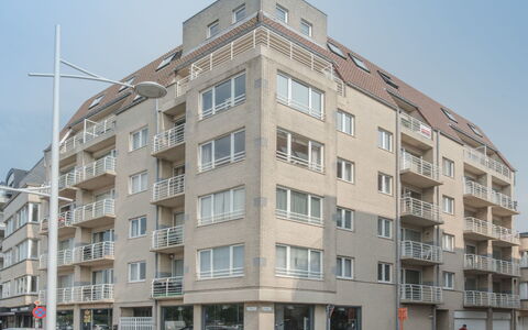 Strandhuis with Balcony: Costruzione, Zona Residenziale, Appartamento, Architettura, Condominio, Proprietà, Quartiere, Uso Misto, Insediamento Umano, Area Metropolitana