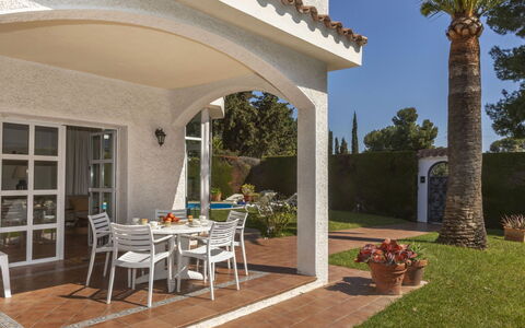 Serge: Casa, Mobilia, Casa, Zona Residenziale, Sedia, Estate, Villa, Pianta Della Casa, Mobili Da Esterno, Giardino