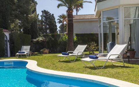 Serge: Piscina, Blu, Ricorrere, Zona Residenziale, Mobili Da Esterno, Estate, Eco Hotel, Landscaping, Hacienda, Shade