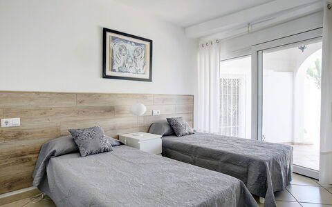 Las Estancias: Camera Da Letto, Mobilia, Letto, Camera, Proprietà, Interior Design, Lenzuolo, Telaio Del Letto, Parete, Bedding