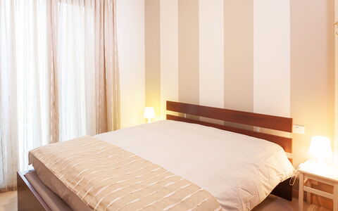 Apartment Zero - Diano Marina: Camera Da Letto, Letto, Mobilia, Camera, Proprietà, Lenzuolo, Telaio Del Letto, Interior Design, Tenda, Materasso
