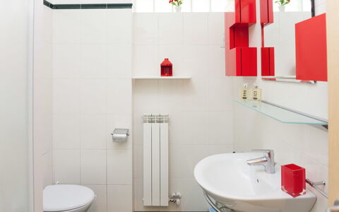Apartment Zero - Diano Marina: Bagno, Camera, Proprietà, Rosso, Idraulico Fixture, Gabinetto, Rubinetto, Interior Design, Bagno Accessorio, Parete