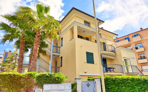 Apartment Zero - Diano Marina: Proprietà, Casa, Zona Residenziale, Casa, Costruzione, Immobiliare, Architettura, Quartiere, Appartamento, Giallo