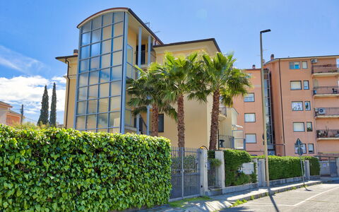 Apartment Zero - Diano Marina: Zona Residenziale, Proprietà, Costruzione, Architettura, Area Metropolitana, Immobiliare, Uso Misto, Quartiere, Giorno, Condominio