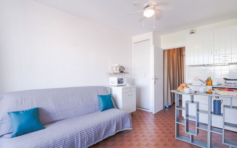 Le Grau du Roi 140: Mobilia, Cabinetry, Proprietà, Costruzione, Tavolo, Azzurro, Comfort, Legna, Interior Design, Illuminazione