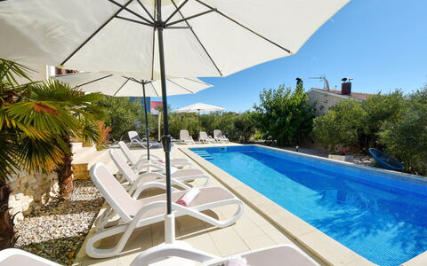 Villa Malu Sun i: Acqua, Pianta, Proprietà, Costruzione, Mobilia, Piscina, Shade, Mobili Da Esterno, Albero, Ombrello