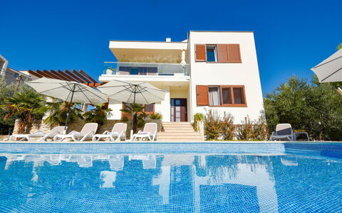 Villa Malu Sun i: Acqua, Cielo, Costruzione, Blu, Pianta, Azzurro, Finestra, Casa, Albero, Tempo Libero