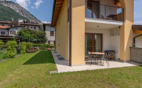 Risi: Pianta, Cielo, Costruzione, Proprietà, Shade, Nube, Finestra, Lotto, Zona Residenziale, Erba