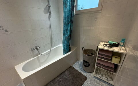 Romy: Vasca Da Bagno, Proprietà, Finestra, Idraulico Fixture, Rubinetto, Bagno, Interior Design, Pavimento, Pavimentazione, Soffione Doccia