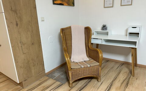 Romy: Proprietà, Mobilia, Cornice, Sedia, Legna, Comfort, Interior Design, Pavimentazione, Pavimento, Costruzione