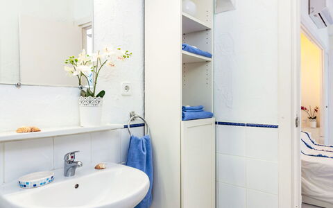 Neptune: Pavimentazione, Interior Design, Idraulico Fixture, Bagno, Pavimento, Lavandino Del Bagno, Camera, Lavello, Idraulico, Rubinetto