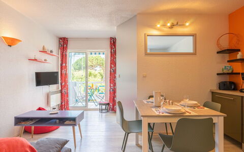 Bleu Marine: Tavolo, Mobilia, Proprietà, Legna, Sedia, Interior Design, Pavimento, Pavimentazione, Immobiliare
