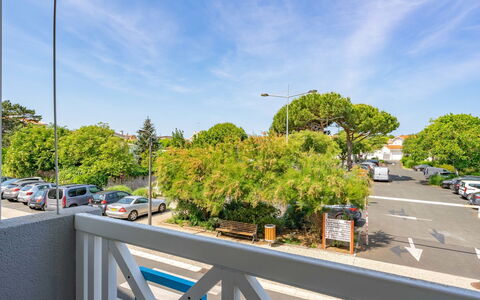 Bleu Marine: Nube, Cielo, Auto, Giorno, Proprietà, Pianta, Ruota, Veicolo, Asfalto, Albero