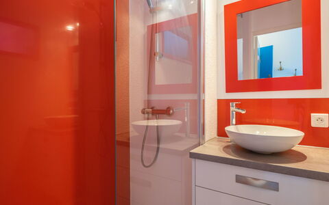 Bleu Marine: Specchio, Idraulico Fixture, Rubinetto, Lavello, Proprietà, Mobiletto Del Bagno, Lavandino Del Bagno, Bagno, Cabinetry, Viola