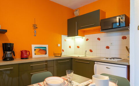 Bleu Marine: Cabinetry, Proprietà, Mobilia, Tavola, Cucina, Tavolo, Legna, Controsoffitto, Elettrodomestico, Arancia