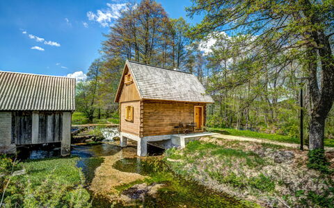 Plitvice Ii: Paesaggio Naturale, Proprietà, Casa, Albero, Villetta, Casa, Cielo, Costruzione, Immobiliare, Log Cabin