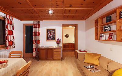 Ainhauser 210.1: Soffitto, Camera, Interior Design, Soggiorno, Costruzione, Proprietà, Mobilia, Parete, Casa, Pavimento