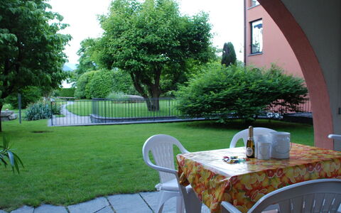 Sabrina App. 006: Proprietà, Cortile, Prato, Erba, Backyard, Landscaping, Giardino, Terrazza, Immobiliare, Albero